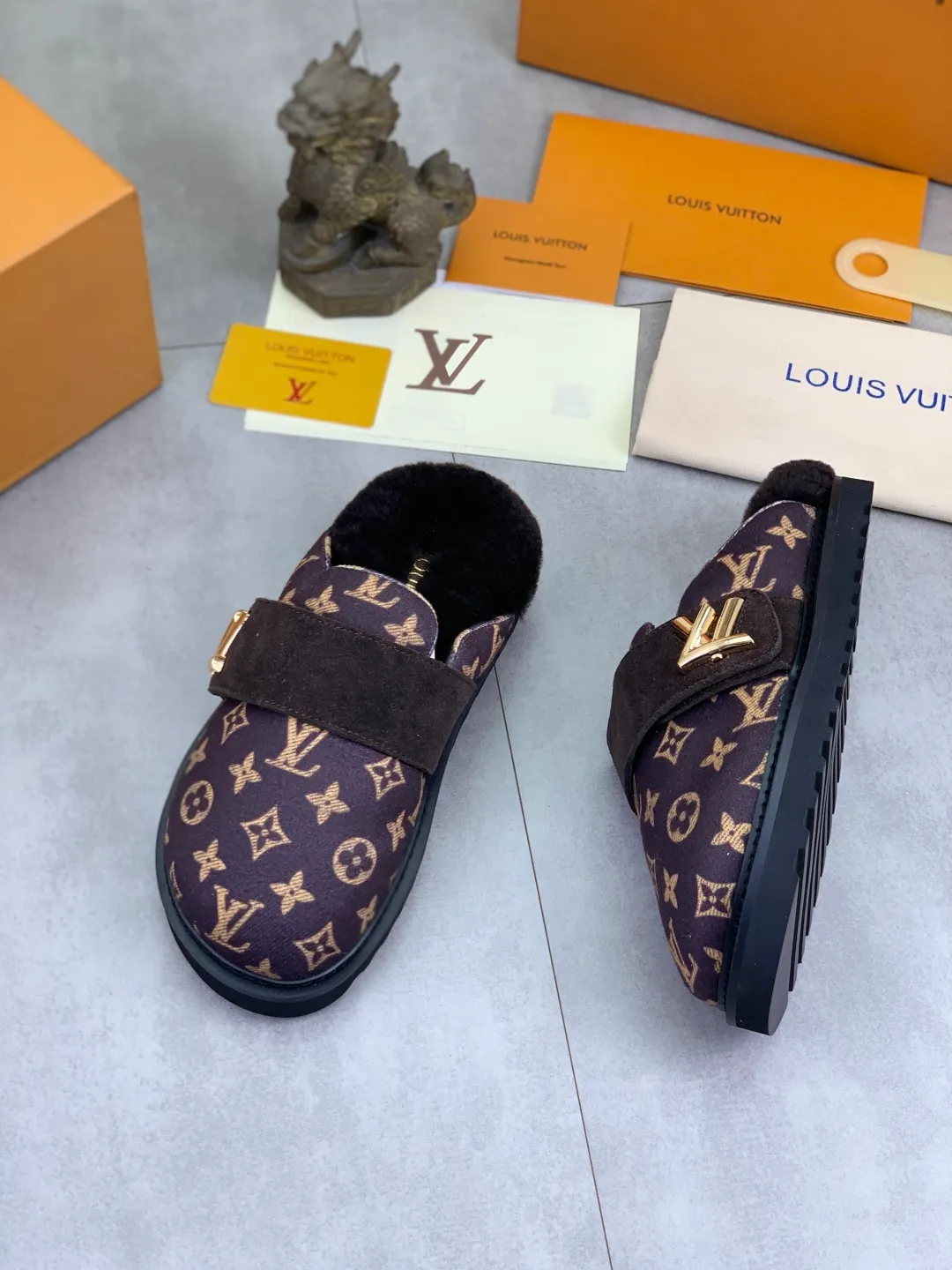 Men's Men's Shoes P480 New Couple Style LV Louis Vuitton L Family Donkey Brand Latest Easy Series Birkenstock Baotou Thick Sole Wool Slippers Sandals Original purchase, development and production This LV Easy sandal is made of suede cow leather, with Monogram pattern to highlight the trendy style. Adjustable straps with illuminated LV letters, flexible insoles and micro outsoles provide a light and comfortable experience. Exquisite packaging at the delivery counter 🛍📦 ▪️Fabric: Original custom imported first-layer cowhide ▪️Inner lining: Original customized warm wool lining ▪️Outsole: Original open-molded rubber foam material ▪️Sole thickness: 4CM ▪️Size: Men and women 35-45